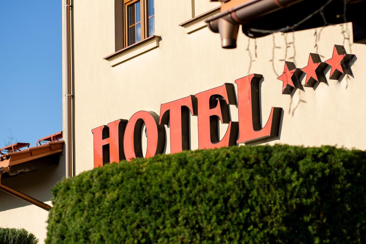 Hotel Lemoniada Lucmierz Bagian luar foto